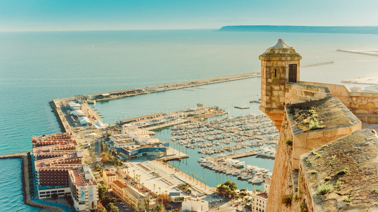 Mar Menor kustplaats met haven en boten