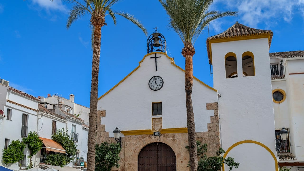 Dorpsplein met kerk en palmbomen in een Spaanse plaats zoals Almoradí