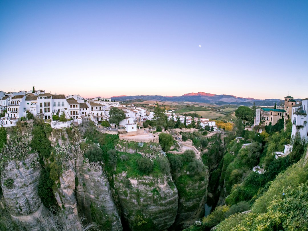Wit dorp op een rotsrand in Andalusië