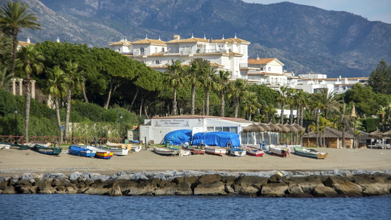 Strand met appartementen in Calahonda