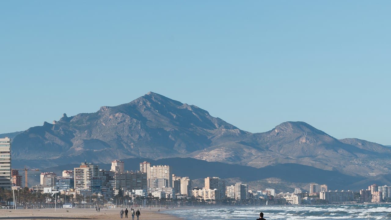 Strand en kustlijn bij Alicante, in de buurt van Gran Alacant