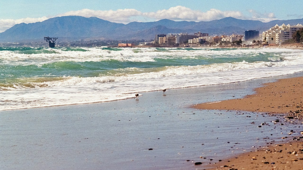 Strand en bergen bij Calahonda aan de Costa del Sol