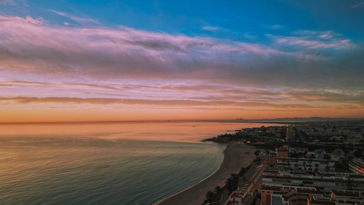 Zonsondergang boven het strand van Torre de la Horadada aan de Costa Blanca