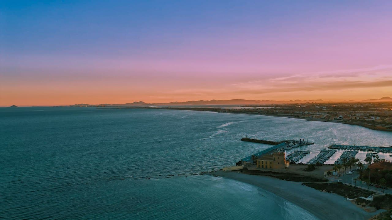 Torre de la Horadada luchtfoto van strand en dorp bij zonsondergang