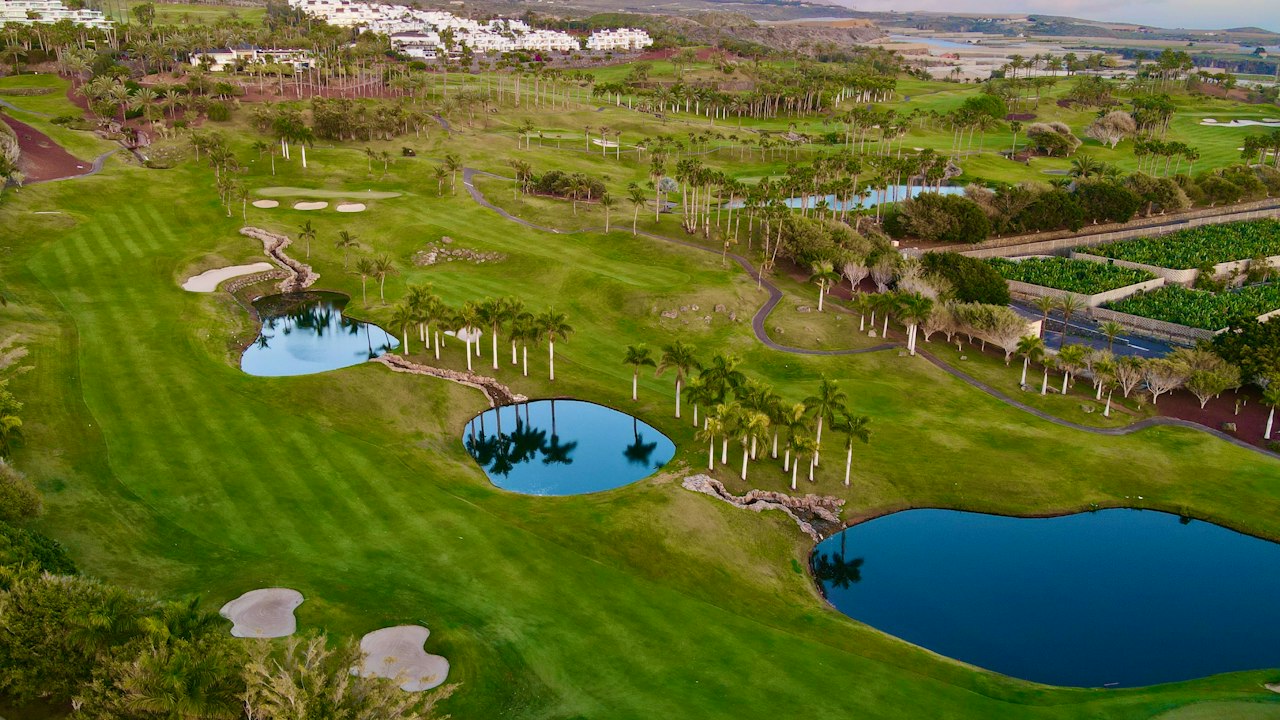 Golfbaan met palmbomen in Spanje, zoals rond Villamartin
