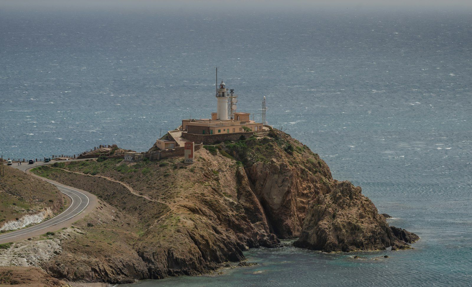 Vuurtoren van Cabo de Gata op de rotsen aan zee in Almería