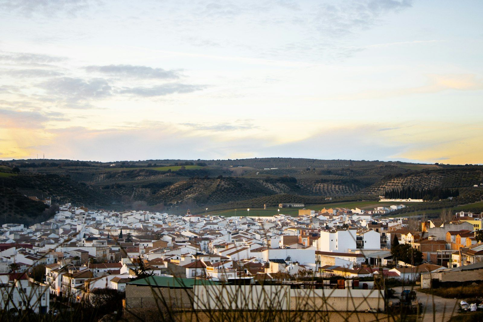 Wit dorp met terracotta daken tussen de heuvels in Andalusië